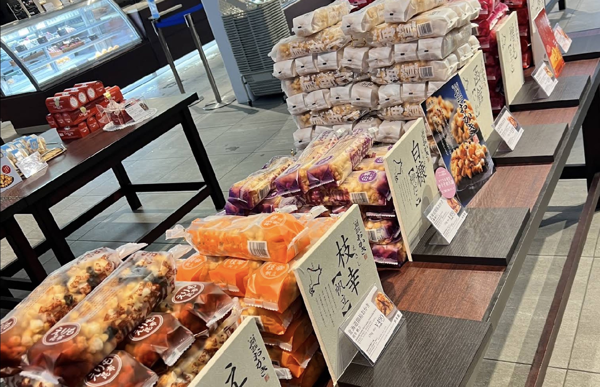 北菓楼 開拓おかきの売り場（えりも昆布・枝幸帆立など）
